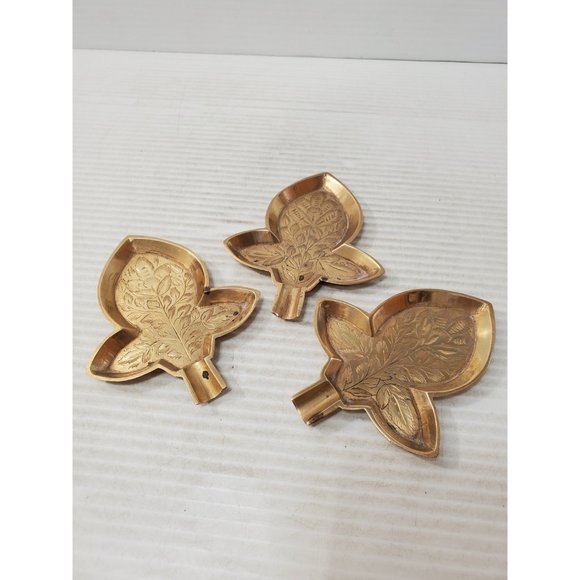 Vintage small etched brass leaf ashtray- aged - set of three - Picture 3 of 10